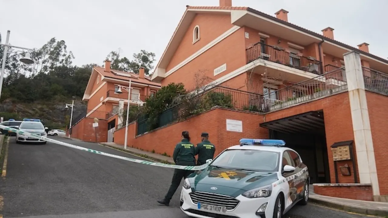 Un coche de la Guardia Civil frente a la vivienda donde han hallado el cuerpo sin vida de una mujer, a 8 de febrero de 2024, en Castro Urdiales, Cantabria (Espa&ntilde;a). La Guardia Civil ha detenido en la madrugada de hoy a los dos hijos menores de edad de la mujer que apareci&oacute; muerta y amordazada en Castro Urdiales. El cuerpo de la mujer apareci&oacute; sin vida y con signos compatibles a un homicidio, amordazada en el interior de un coche de la calle Monte Cerredo, ayer 7 de febrero por la noche. Ambos menores, de 13 y 16 a&ntilde;os, estaban en paradero desconocido, por lo que la Guardia Civil mont&oacute; un dispositivo para encontrarlos. Uno de ellos ha sido detenido, el segundo es inimputable y se ha dado cuenta a Fiscal&iacute;a de Menores, que ser&aacute; quien determine el proceder con ambos.
08 FEBRERO 2024;CASTO URDIALES;CANTABRIA;HIJOS MENORES;MUJER HALLADA SIGNOS DE VIOLENCIA;PIXELADA
C. Ortiz / Europa Press
08/2/2024