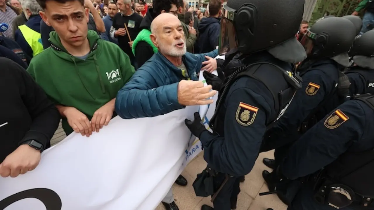 Decenas de personas se enfrentan a la polic&iacute;a, durante la tercera jornada de protestas de los ganaderos y agricultores para pedir mejoras en el sector, a 8 de febrero de 2024, en Oviedo, Asturias (Espa&ntilde;a). Agricultores y ganaderos de toda Espa&ntilde;a han sacado sus tractores a las carreteras por tercera jornada consecutiva para pedir mejoras en el sector, entre ellas exigir ayudas para afrontar las sequ&iacute;as que sufre el campo. Adem&aacute;s, protestan contra las pol&iacute;ticas europeas y su falta de rentabilidad.
08 FEBRERO 2024;TRACTORES;AGRARIO;SECTOR GANADERO;AGRICULTORES;POLIC&Iacute;A;
Imanol Rimada / Europa Press
08/2/2024