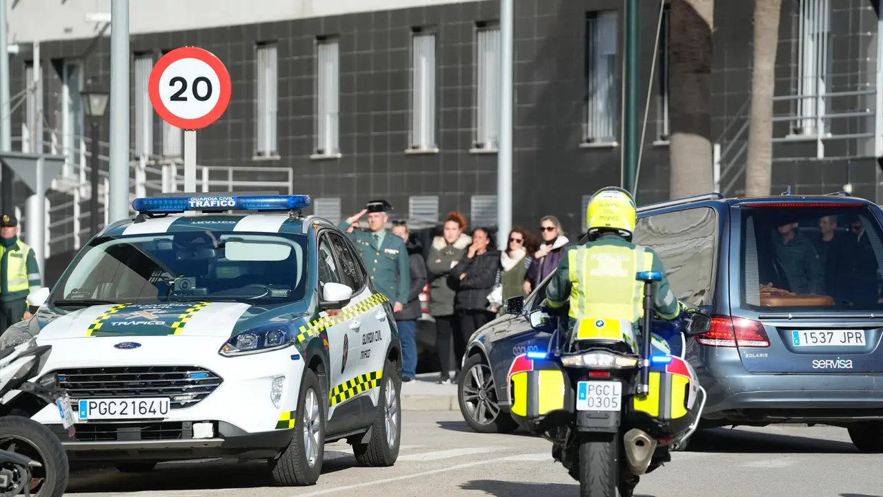 El cuerpo del guardia civil fallecido en Barbate por una narcolancha llega a la Comandancia de la Guardia Civil en C&aacute;diz. EP / Joaquin Corchero