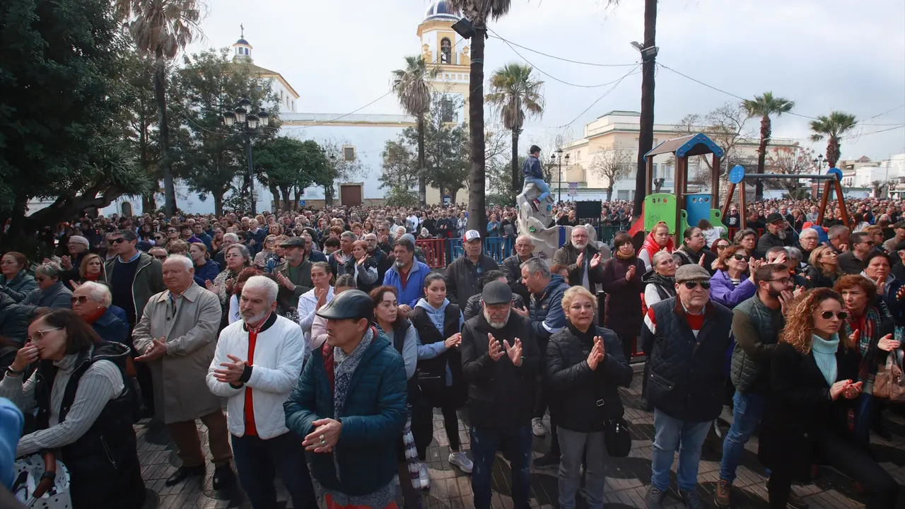 Cientos de vecinos se concentran ante el Ayuntamiento de Barbate por la muerte de dos agentes de la Guardia Civil. EP / Roc&iacute;o Ruiz