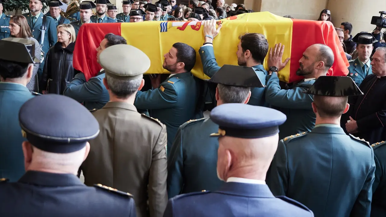 Varios guardias civiles llevan el f&eacute;retro a la Catedral de Pamplona durante el funeral de uno de los guardias civiles fallecidos en Barbate. EP / Eduardo Sanz