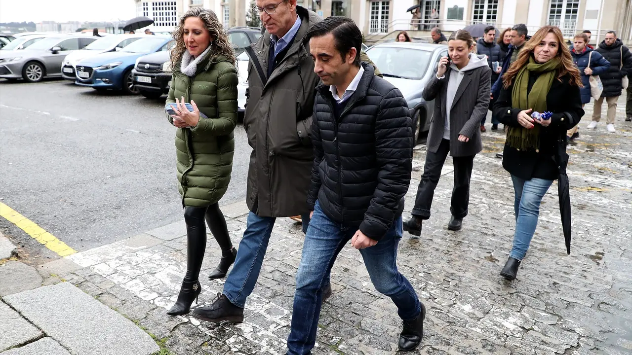 (I-D) La candidata del PPdeG por la provincia de A Coru&ntilde;a, Martina Aneiros, el presidente del Partido Popular, Alberto N&uacute;&ntilde;ez Feij&oacute;o, y el alcalde de Ferrol, Jos&eacute; Manuel Rey. EP / Ra&uacute;l Lomba