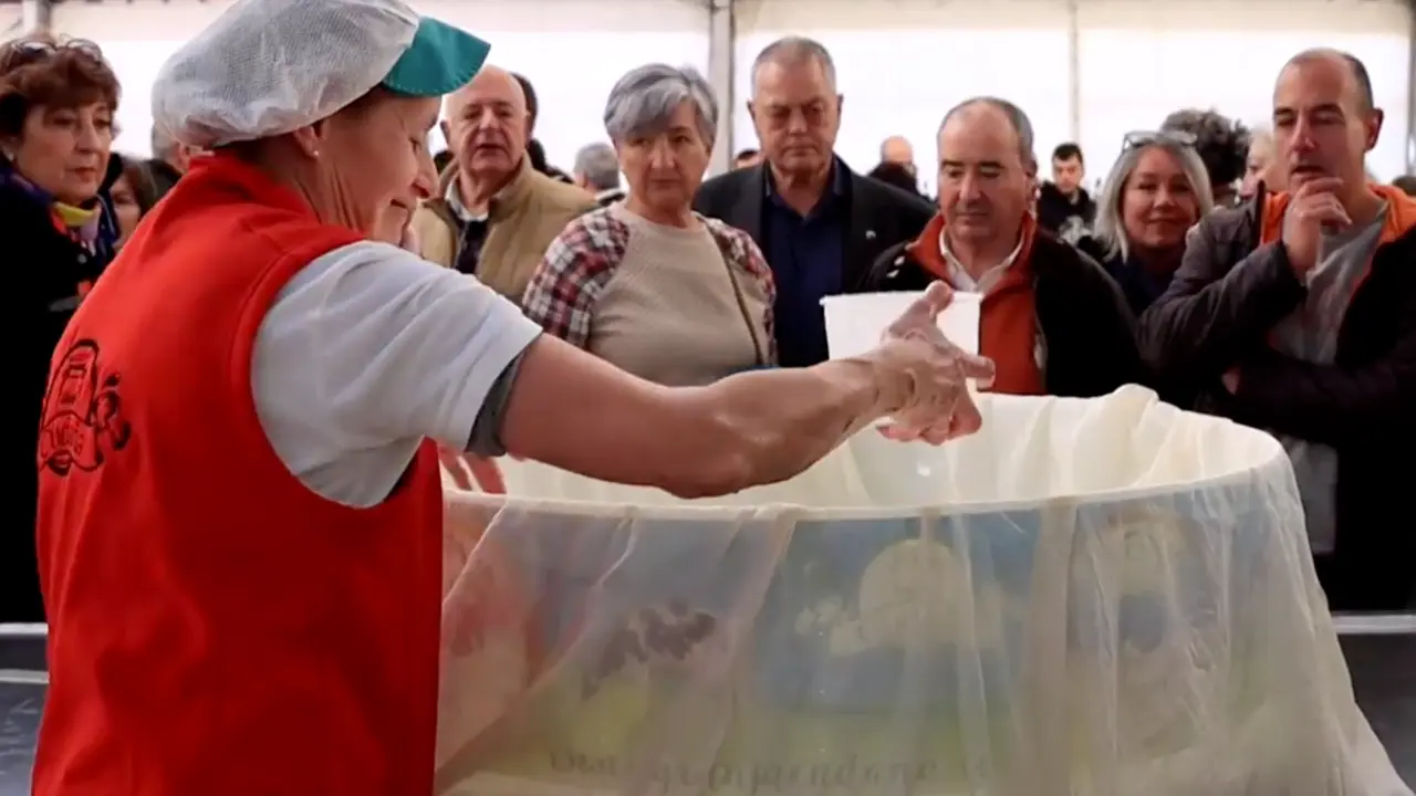 M&aacute;s de 400 litros de leche, dos personas y m&aacute;s de 5 horas han servido este domingo para elaborar en el municipio c&aacute;ntabro de Ruiloba el queso fresco m&aacute;s grande de Espa&ntilde;a, con un peso de unos 120 kilos. EFE/ Celia Ag&uuml;ero Pereda