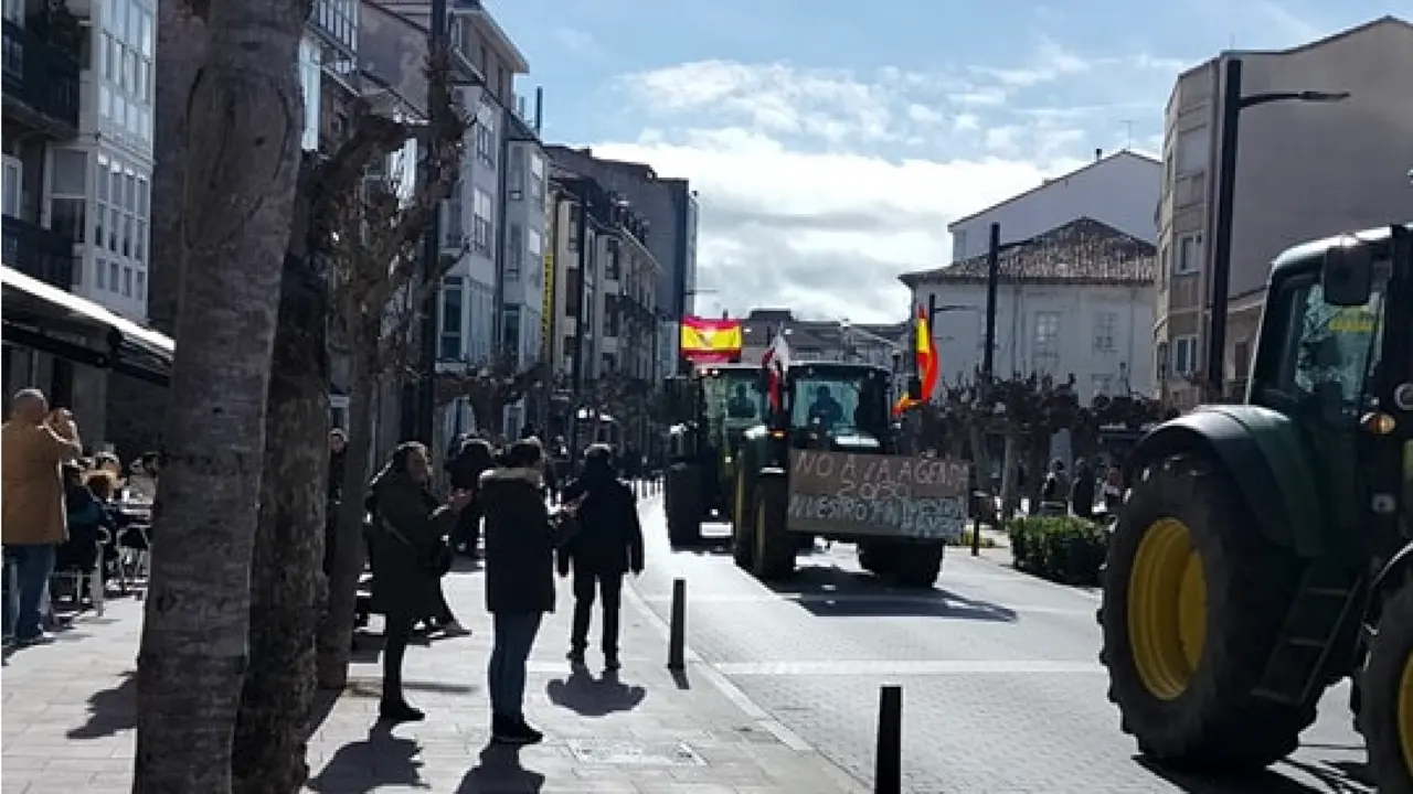 Tractores circulando por la localidad de Reinosa en el d&iacute;a de hoy. / A.E.