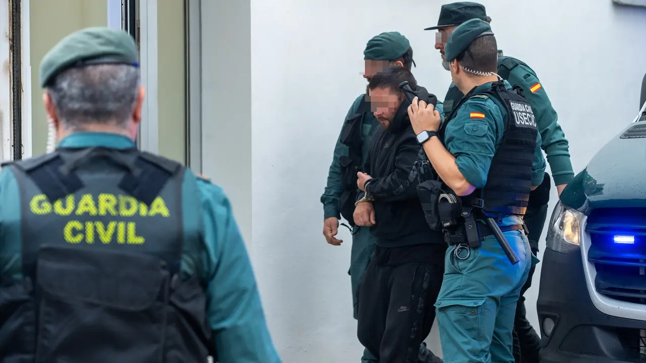 Uno de los detenidos llegando a los juzgados en Barbate, C&aacute;diz. EP / Francisco J. Olmo