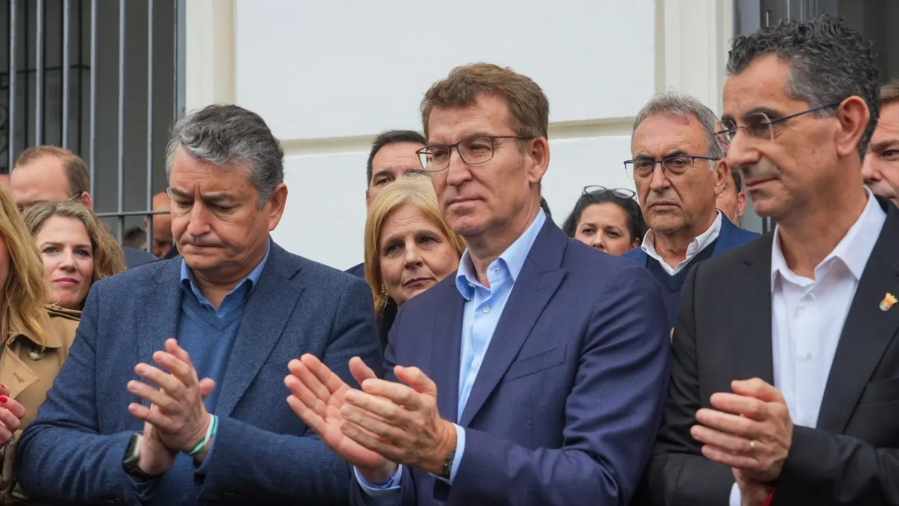 El presidente del Partido Popular, Alberto N&uacute;&ntilde;ez Feij&oacute;o, asiste al minuto de silencio en el Ayuntamiento de Barbate por los dos guardias civiles asesinados el pasado viernes por una narcolancha. EP / Fancisco J. Olmo