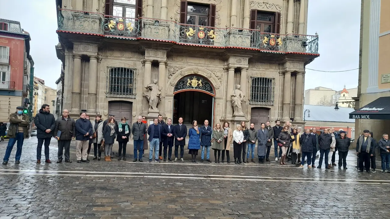 Concentraci&oacute;n convocada por UPN y PP en Pamplona por los guardias civiles fallecidos en Barbate. EP