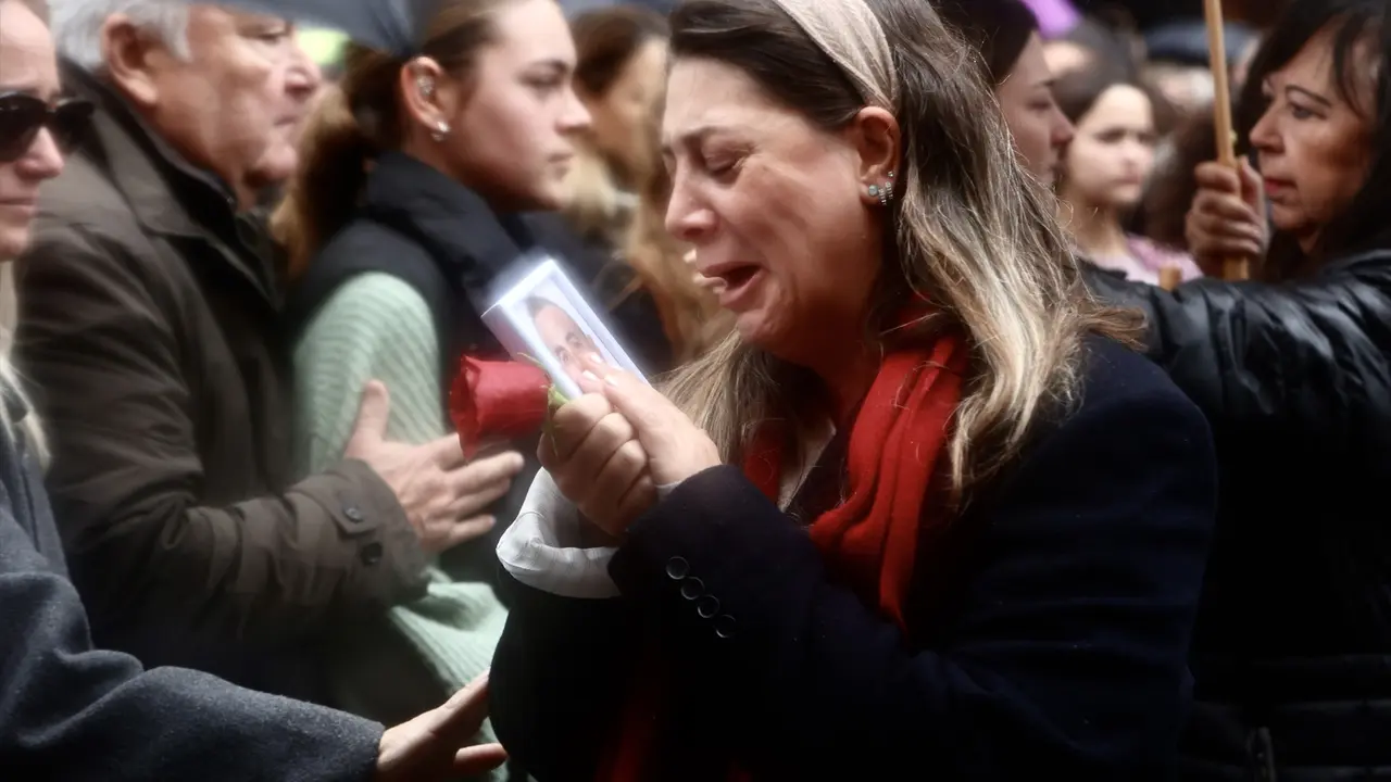 Una mujer llora con la foto de unos de los guardias civiles asesinados el pasado viernes en Barbate, al ser arrollados por una narcolancha. EP/ Nacho Frade
