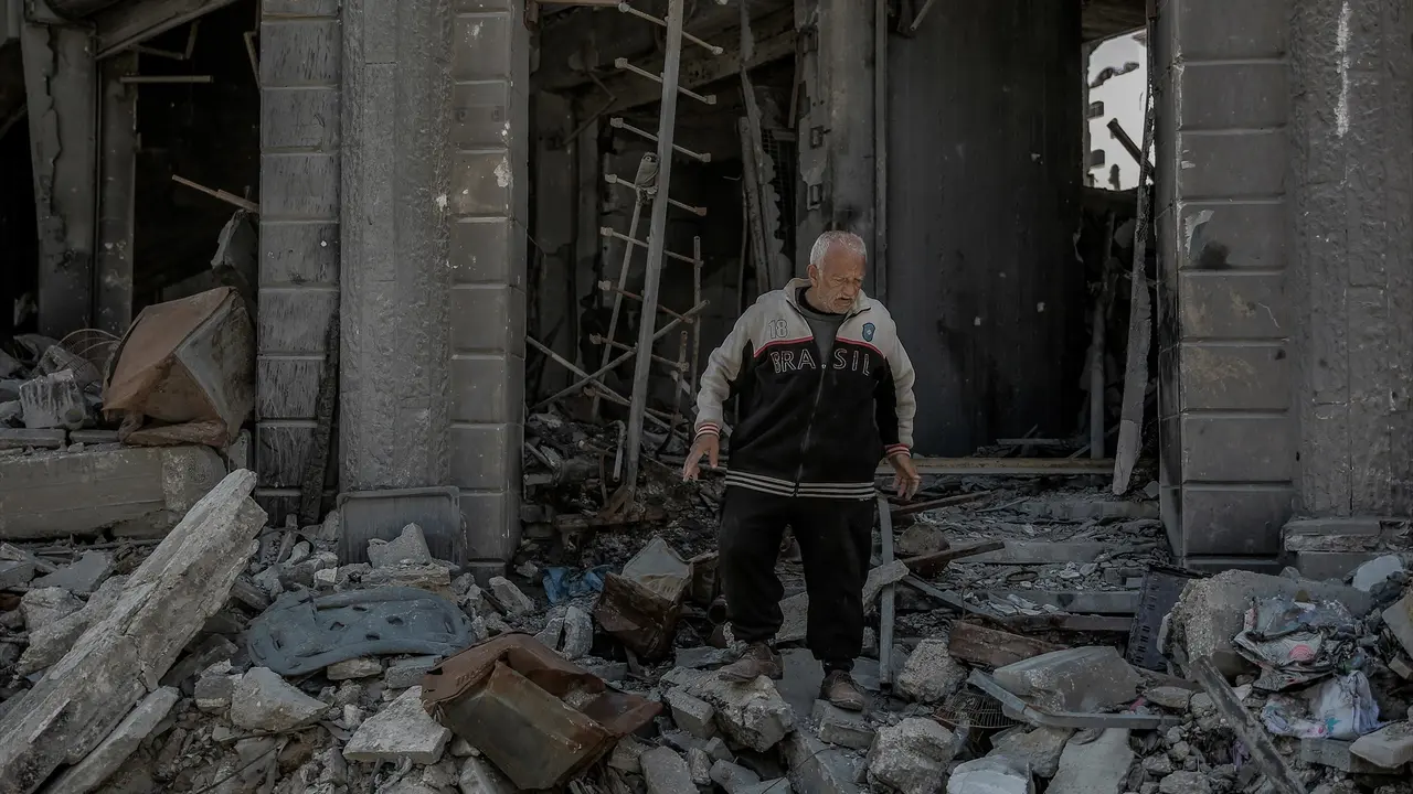 Un hombre en medio de un edificio destruido en Gaza. EP / Omar Ishaq