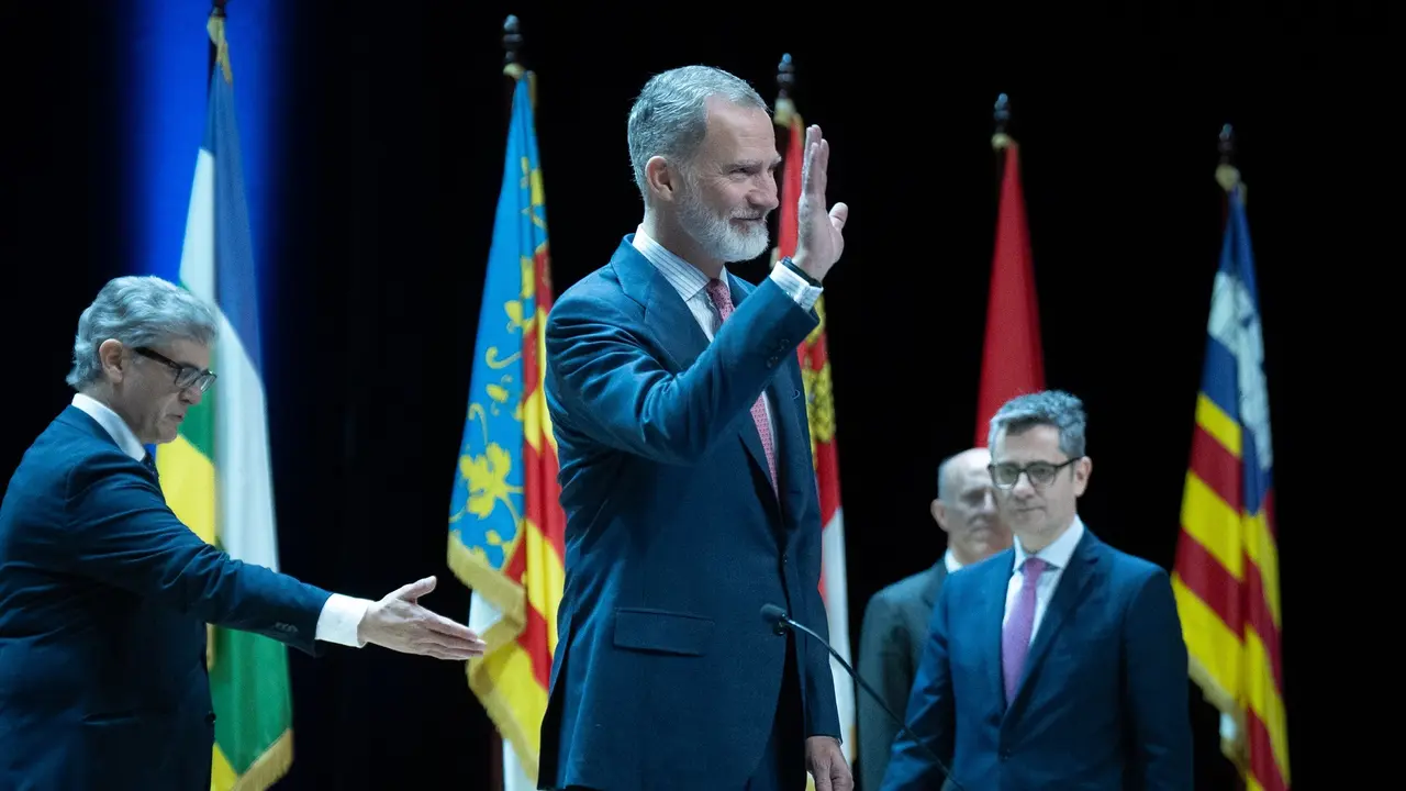 El Rey Felipe VI durante el acto de entrega de los despachos a 160 nuevos jueces, en el Auditori F&ograve;rum del Centro de Convenciones Internacional de Barcelona. EP / David Zorrakino