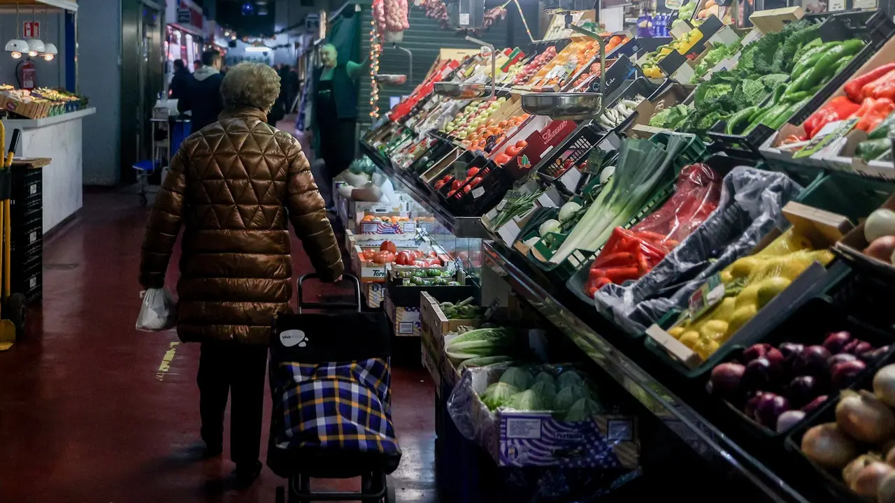 Una mujer realiza sus compras en un mercado. EP / Ricardo Rubio