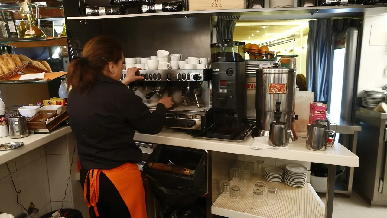 Una persona trabajando en una cafeter&iacute;a. EP