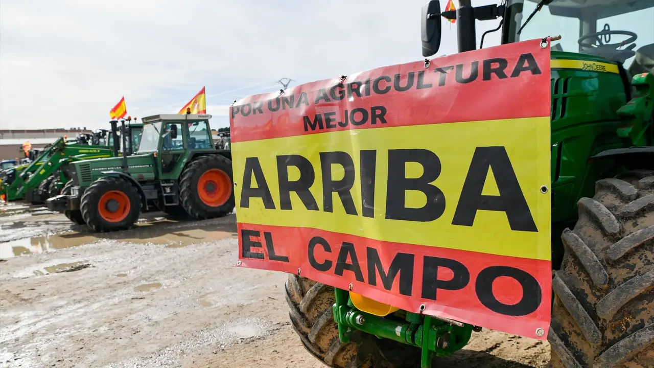 Varios tractores parados ayer tras una manifestaci&oacute;n. EP / Rafael Mart&iacute;n