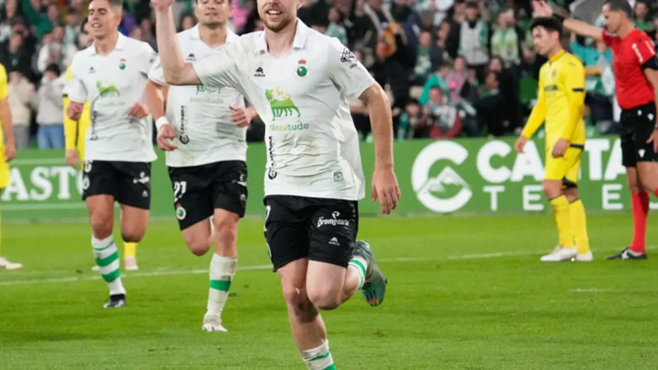 El jugador del Racing Peque celebra un gol. / Racing de Santander