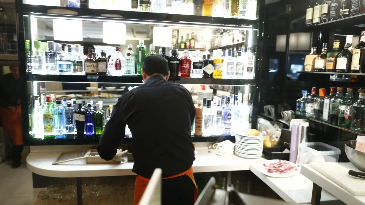 Una persona trabajando en un bar. EP / Archivo