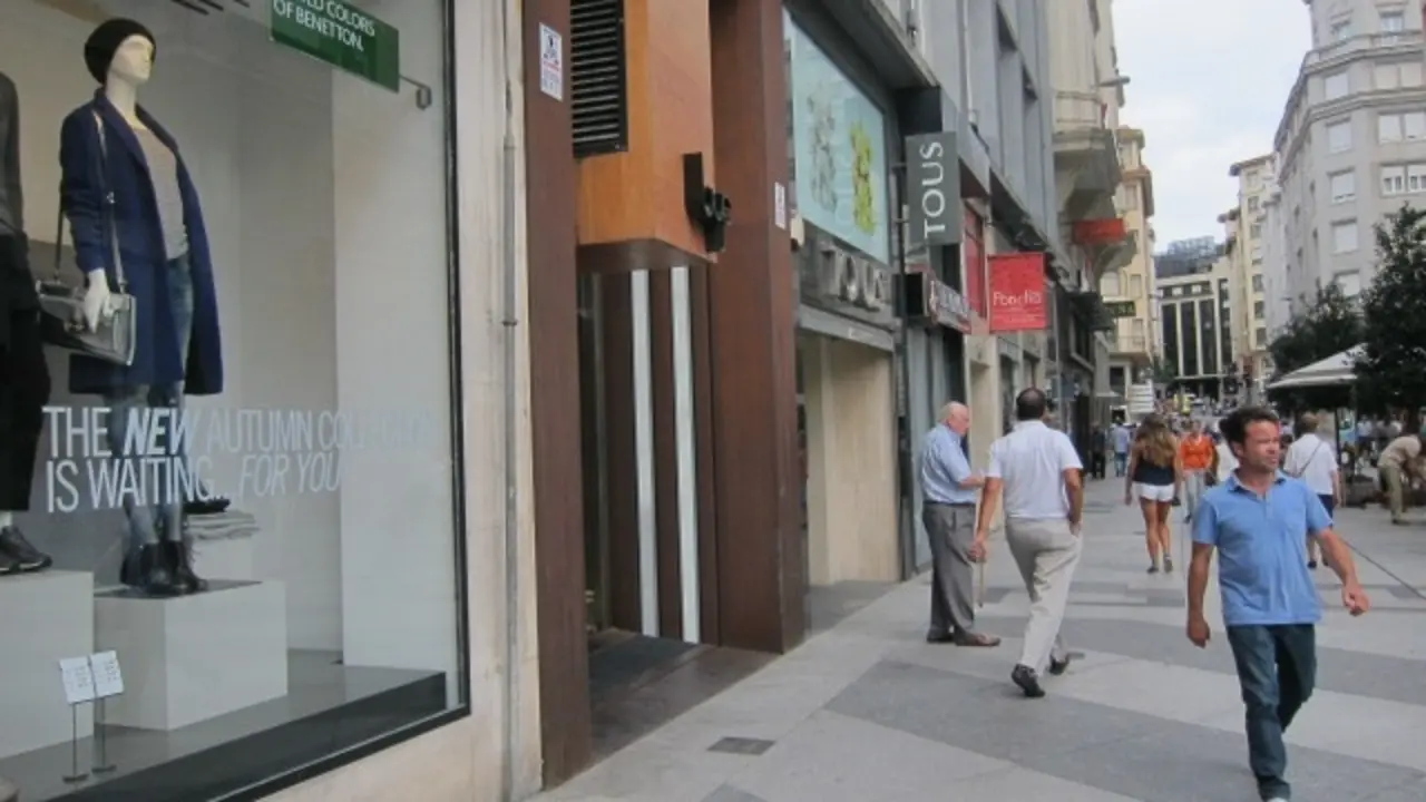 Personas caminando por el centro de Santander. EP