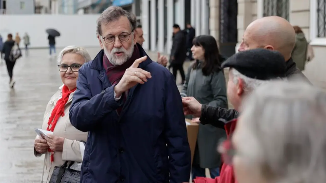 El presidente de honor del PPdeG, Mariano Rajoy (2i), en Galicia. / Cabalar