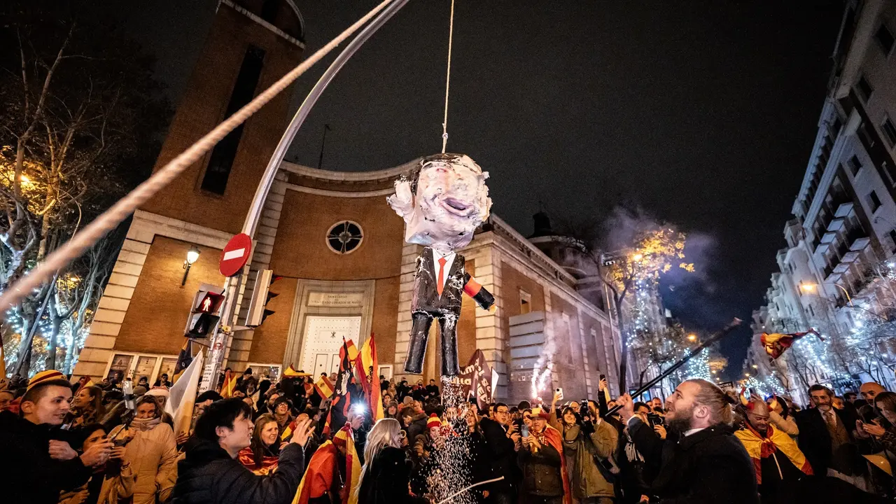 Decenas de personas celebraron la entrada del a&ntilde;o nuevo en la calle Ferraz. EP / Diego Radam&eacute;s