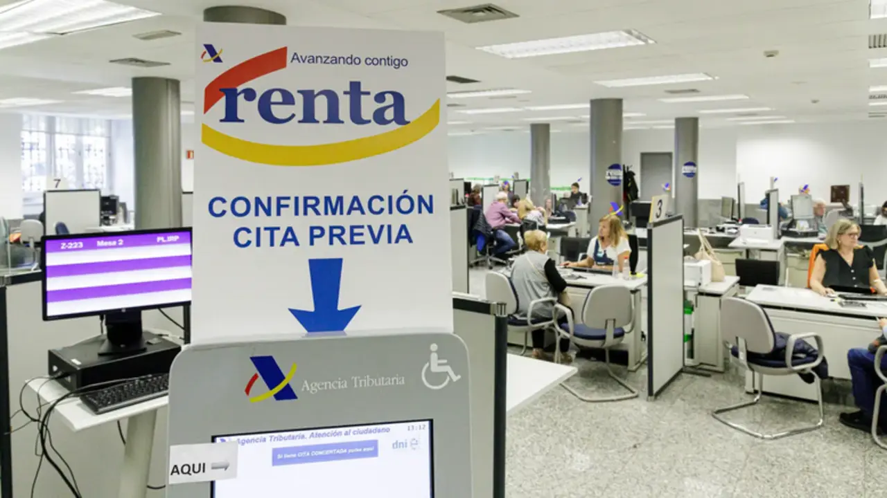 Varias personas son atendidas en la Agencia Tributaria para presentar la declaraci&oacute;n de la renta. / Carlos Luj&aacute;n