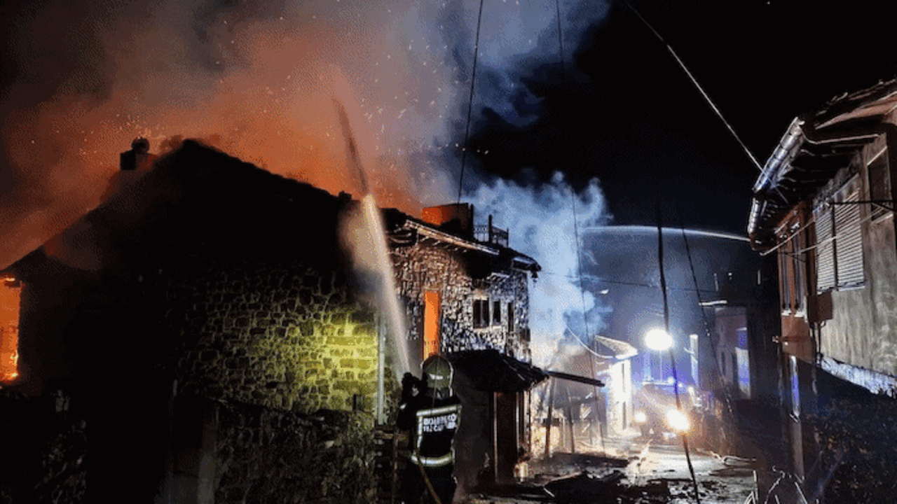 Bomberos del 112 Cantabria trabajan incansablemente durante la noche para extinguir el devastador incendio en Buyezo, Cabez&oacute;n de Li&eacute;bana. / A.E.