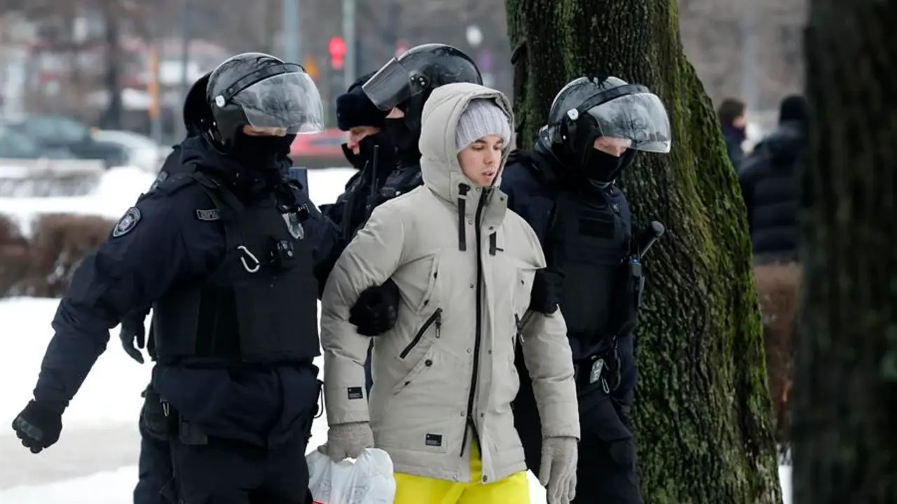 La polic&iacute;a detuvo a varias personas que homenajeaban a Alexei Nalvani en San Petersburgo, Rusia. / ANATOLY MALTSEV
