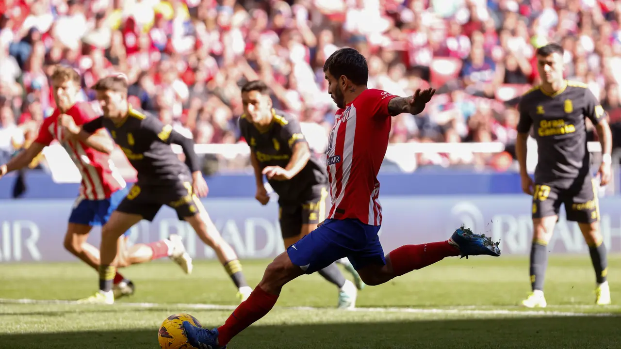 El delantero argentino del Atl&eacute;tico de Madrid &Aacute;ngel Correa marca de penalti el cuarto gol del equipo. / Daniel Gonz&aacute;lez