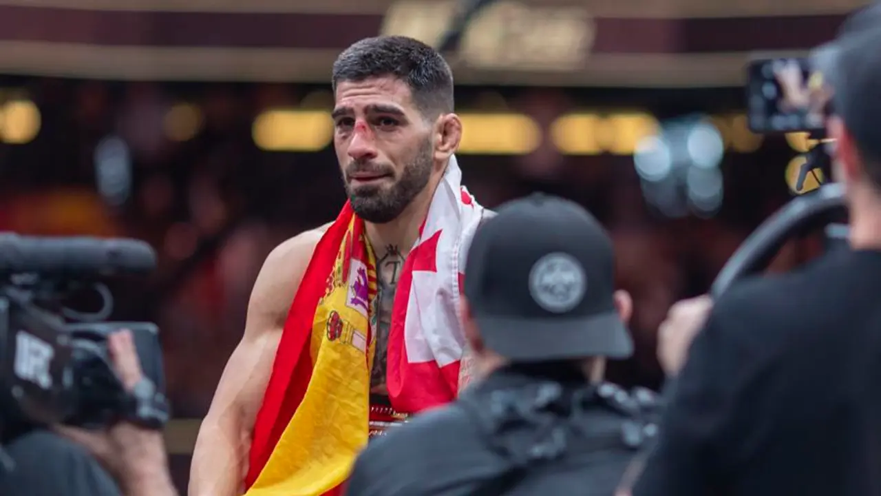 El luchador hispanogeorgiano Ilia Topuria celebra su victoria contra el australiano Alexander Volkanovski, durante un combate del UFC298 celebrado el s&aacute;bado en el pabell&oacute;n Honda Center de la ciudad de Anaheim (California, EE.UU.). Topuria se proclam&oacute; este s&aacute;bado campe&oacute;n mundial de UFC en la categor&iacute;a de peso pluma tras arrebatar dicho t&iacute;tulo a Volkanovski gracias a un KO en el segundo asalto. EFE/Armando Arorizo