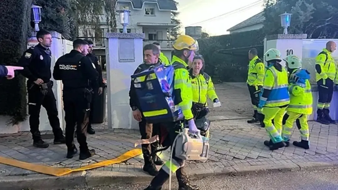 Efectivos del Samur y de la Polic&iacute;a en la puerta de la residencia siniestrada.EMERGENCIAS MADRID