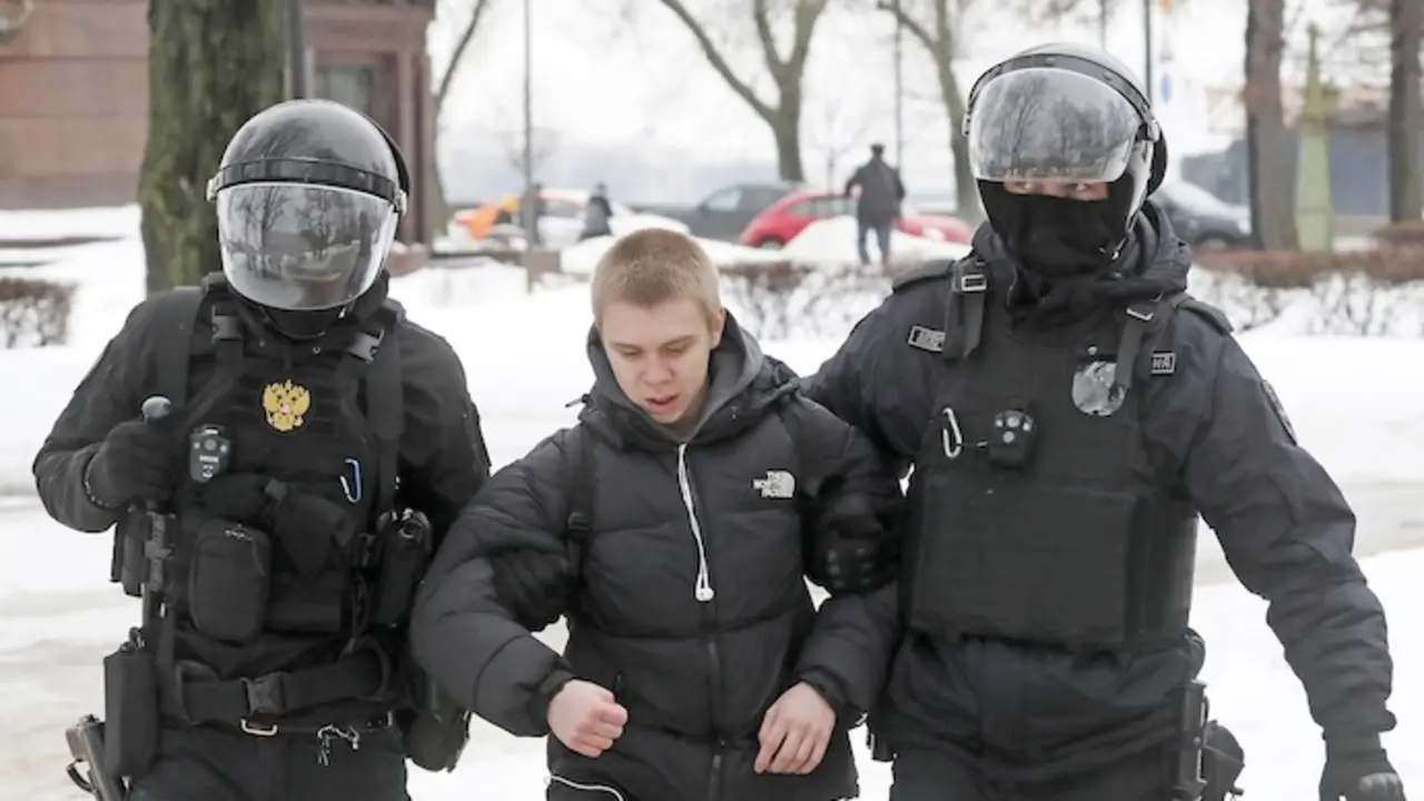 St. Petersburg (Russian Federation), 17/02/2024.- Police officers detain participants of a civil memorial service to Russian late opposition leader Alexei Navalny near the memorial to political prisoners in St. Petersburg, Russia, 17 February 2024. Russian opposition leader and outspoken Kremlin critic Alexei Navalny has died aged 47 in a penal colony, the Federal Penitentiary Service of the Yamalo-Nenets Autonomous District announced on 16 February 2024. A prison service statement said that Navalny 'felt unwell' after a walk on 16 February, and it was investigating the causes of his death. In late 2023 Navalny was transferred to an Arctic penal colony considered one of the harshest prisons. (Rusia, San Petersburgo) EFE/EPA/ANATOLY MALTSEV
