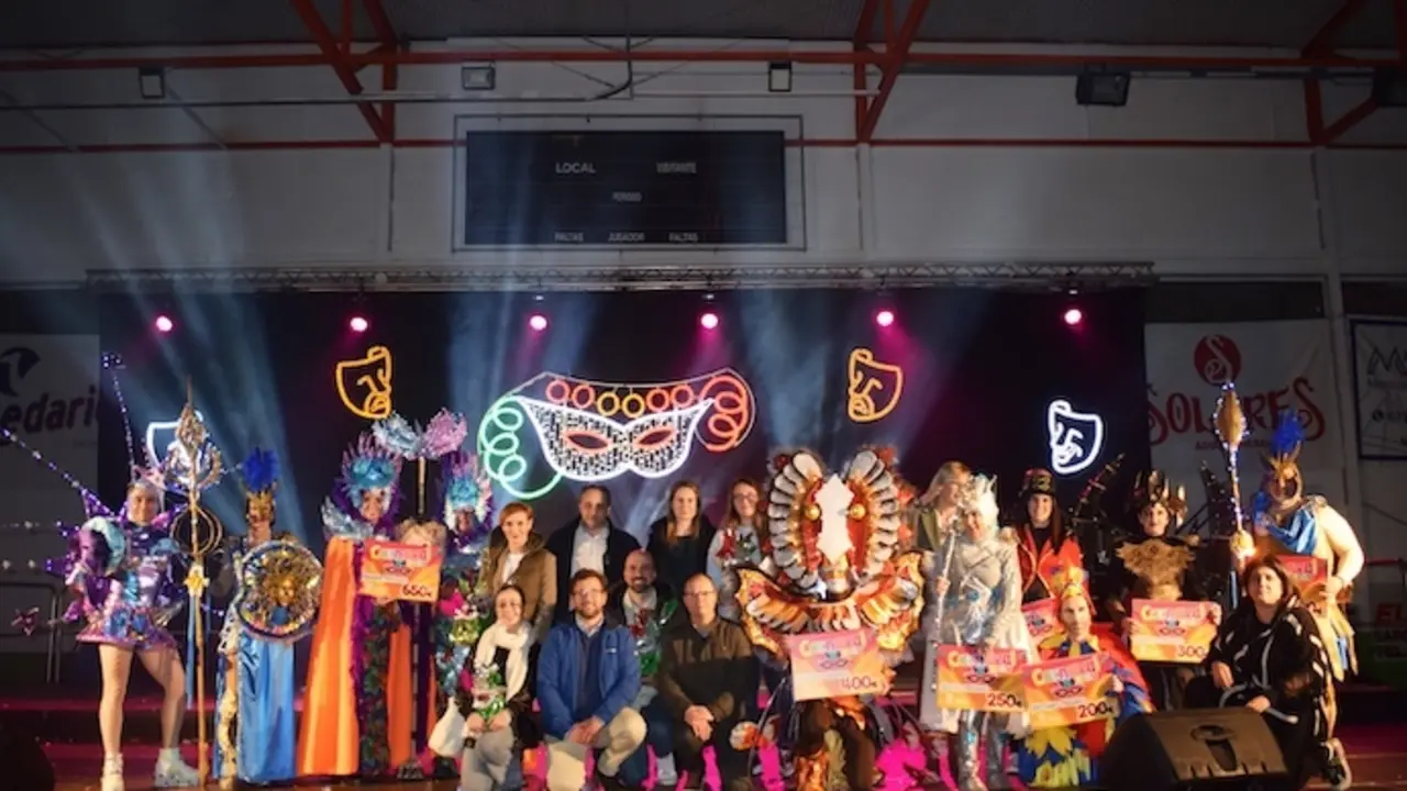 Foto de familia de los ganadores en el carnaval de Renedo. / aee
