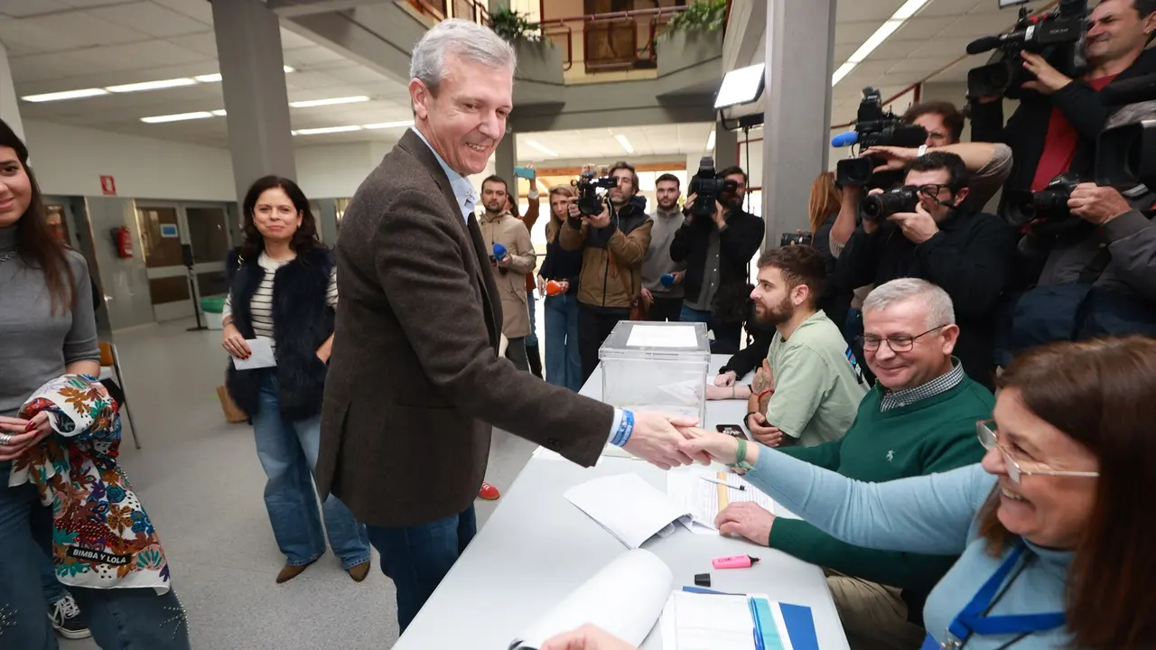 El presidente de la Xunta y candidato del Partido Popular a la reelecci&oacute;n, Alfonso Rueda, ejerce su derecho a voto. EP / Beatriz Ciscar