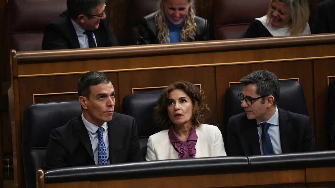 (I-D) El presidente del Gobierno, Pedro S&aacute;nchez; la vicepresidenta primera del Gobierno y ministra de Hacienda, Mar&iacute;a Jes&uacute;s Montero y el ministro de la Presidencia, Relaciones con las Cortes y Justicia, F&eacute;lix Bola&ntilde;os. EP / Fernando S&aacute;nchez / Archivo