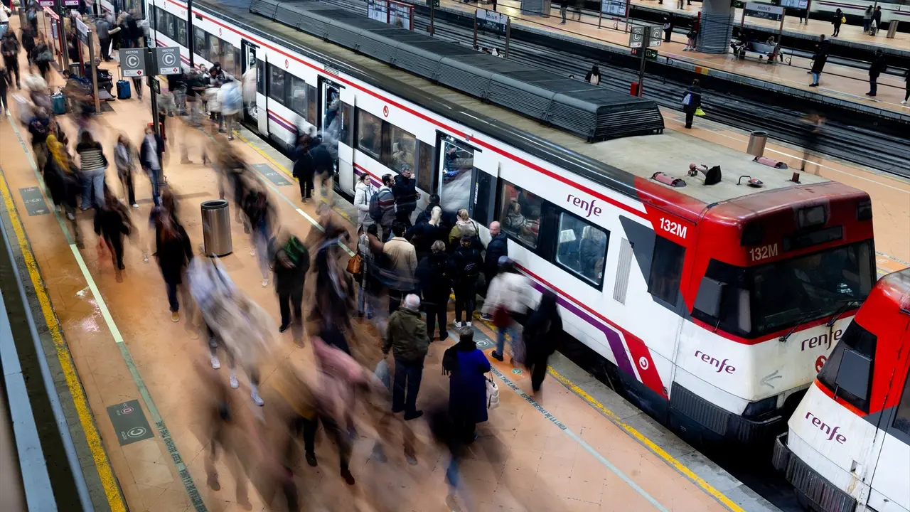 Decenas de personas en una estaci&oacute;n de tren. EP / Eduardo Parra / Archivo