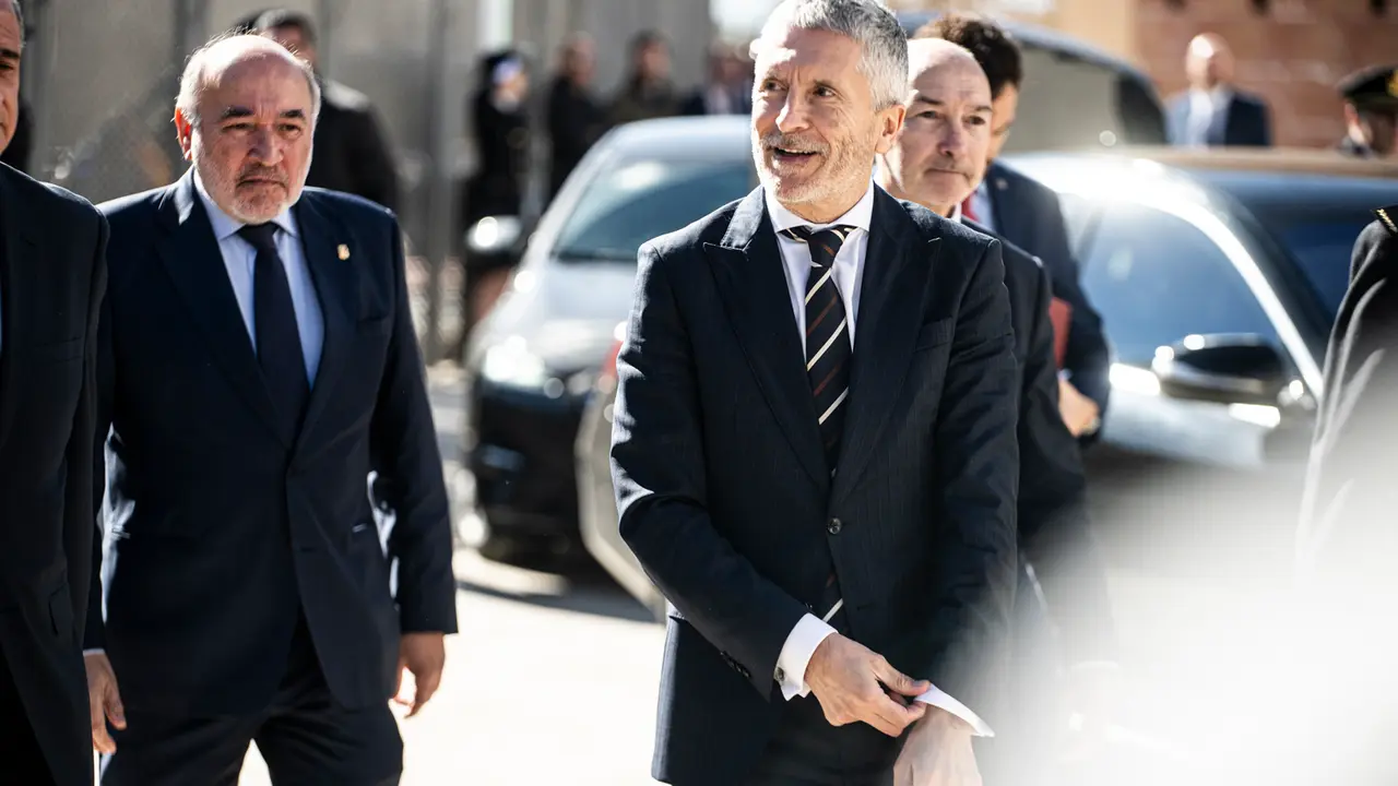 El ministro del Interior, Fernando Grande Marlaska (c), a su llegada a la inauguraci&oacute;n de la comisar&iacute;a de Polic&iacute;a Nacional en Calatayud. EP / Marcos Cebri&aacute;n