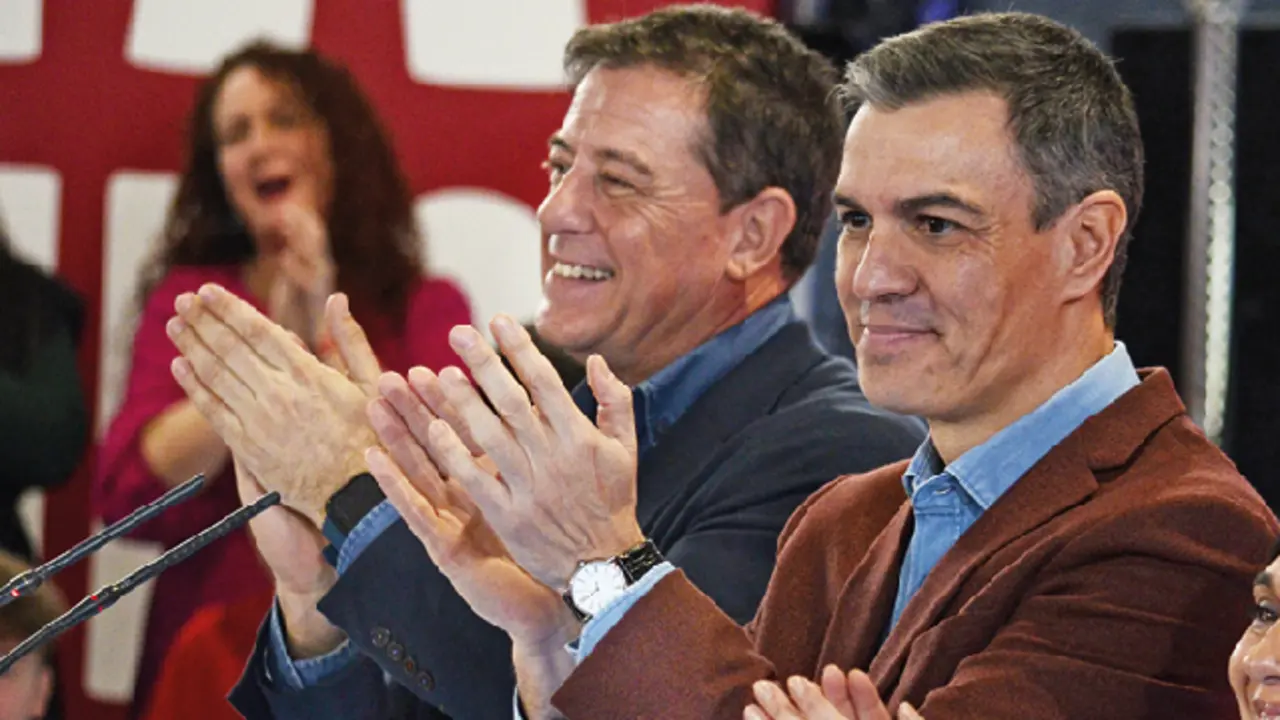 El excandidato del PSdeG a la Presidencia de la Xunta, Jos&eacute; Ram&oacute;n G&oacute;mez Besteiro (i), y el secretario general del PSOE y presidente del Gobierno, Pedro S&aacute;nchez (2i). /  Rosa Veiga