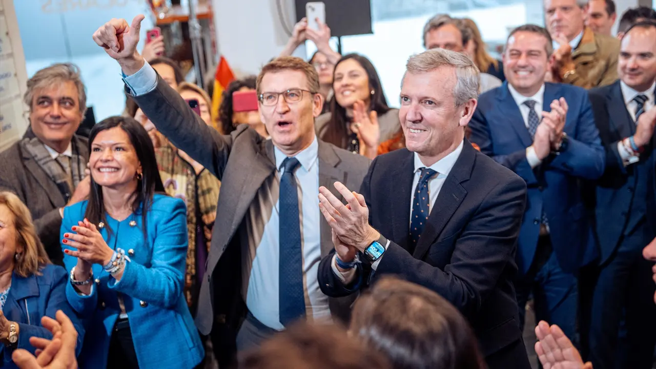 Aplaudos al presidente del PP, Alberto N&uacute;&ntilde;ez Feij&oacute;o (2i), y al presidente de la Xunta en funciones y l&iacute;der del PPdeG, Alfonso Rueda (1d), en la reuni&oacute;n del Comit&eacute; Ejecutivo Nacional del PP. EP / Gabriel Luengas