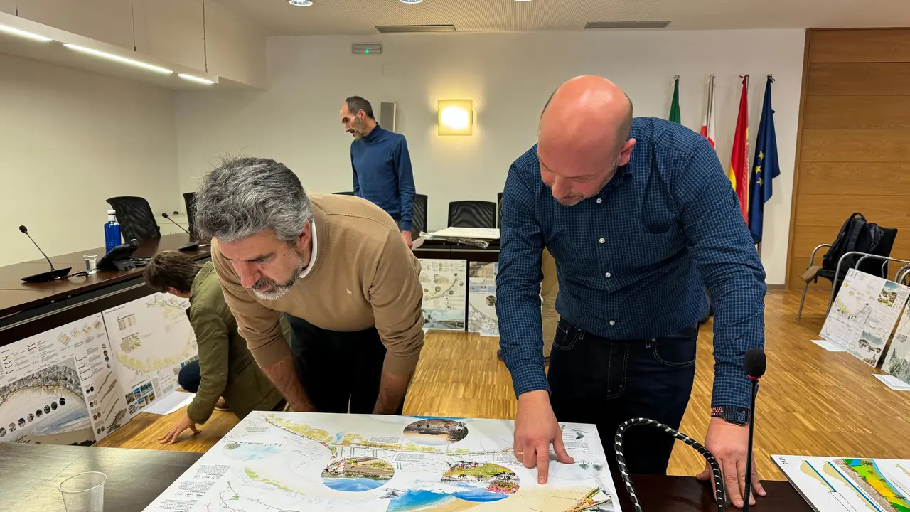 Cinco proyectos finalistas optan a rehabilitar el Paseo Mar&iacute;timo de Laredo. / Laredo