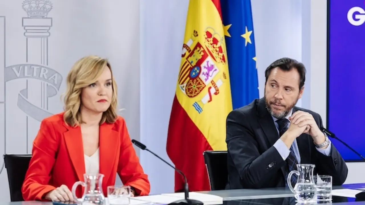 La ministra de Educaci&oacute;n, Formaci&oacute;n Profesional y Deporte, Pilar Alegr&iacute;a y el ministro de Transportes y Movilidad Sostenible, &Oacute;scar Puente, durante una rueda de prensa posterior a la reuni&oacute;n del Consejo de Ministros, en el Palacio de la Moncloa, a 20 de diciembre de 2024, en Madrid (Espa&ntilde;a). El Gobierno ha ratificado en la sesi&oacute;n de Consejo de Ministros de hoy, el nombramiento del expresidente de la Generalitat valenciana, Ximo Puig, como embajador ante la Organizaci&oacute;n para la Cooperaci&oacute;n y Desarrollo Econ&oacute;micos (OCDE) en Par&iacute;s. Adem&aacute;s, se ha aprobado la Comisi&oacute;n Nacional de la Energ&iacute;a (CNE) para recuperar el regulador que se disolvi&oacute; hace a&ntilde;os, cuando todas las funciones quedaron en manos de la Comisi&oacute;n Nacional de los Mercados y la Competencia (CNMC).
20 FEBRERO 2024;CONSEJO DE MINISTROS;OCDE: XIMO PUIG
Carlos Luj&aacute;n / Europa Press
20/2/2024