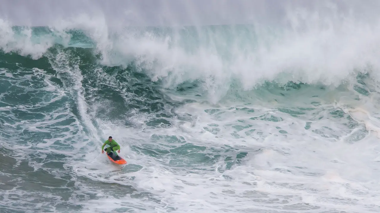 La competici&oacute;n de surf de grandes olas, que se celebra todos los a&ntilde;os en Santander, la conocida como "Vaca Gigante. Ignacio Echevarr&iacute;a". / Pedro Puente Hoyos