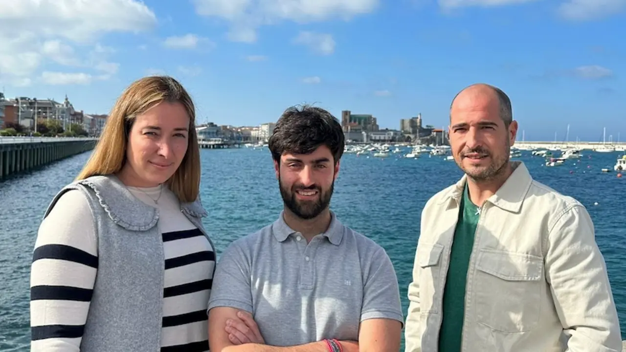 El portavoz del del PP a la Alcald&iacute;a de Castro Urdiales, Cristian Antu&ntilde;ano, junto a dos de las incorporaciones a su candidatura: la trabajadora social Nora Mart&iacute;nez y el chef Alberto Romayor.
