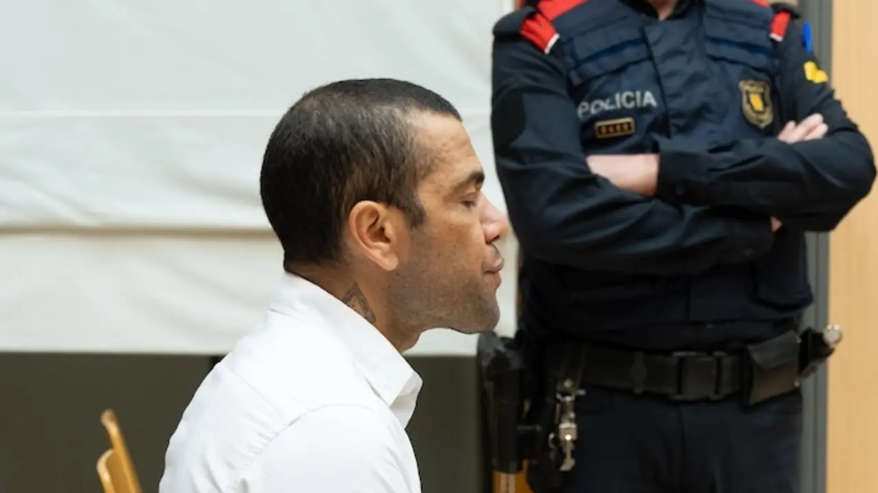 El exfutbolista Dani Alves durante un juicio en la Audiencia de Barcelona, a 5 de febrero de 2024, en Barcelona, Catalunya (Espa&ntilde;a). Alves est&aacute; acusado de agresi&oacute;n sexual a una chica en un ba&ntilde;o de la discoteca Sutton de la capital catalana la noche del 30 al 31 de diciembre de 2022. Denunciado por la joven de 23 a&ntilde;os, se sienta en el banquillo de la Audiencia de Barcelona y se enfrenta a una petici&oacute;n de c&aacute;rcel de nueve a&ntilde;os de la Fiscal&iacute;a, que la defensa de la v&iacute;ctima eleva hasta los 12. Tras un a&ntilde;o y 15 d&iacute;as en prisi&oacute;n preventiva en Brians, el brasile&ntilde;o llega despu&eacute;s de haber cambiado hasta cinco veces de versi&oacute;n.
05 FEBRERO 2024;AUDIENCIA BARCELONA;AGRESI&Oacute;N SEXUAL;JUICIO;FUTBOLISTA;FB BARCELONA;ABUSOS;AGRESI&Oacute;N SEXUAL;PRISI&Oacute;N;JUICIO
EUROPA PRESS/D.Zorrakino. POOL / Europa Press
05/2/2024