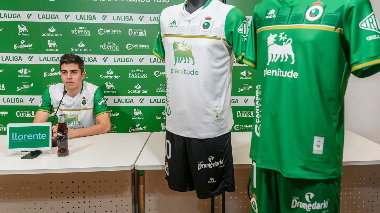 El capit&aacute;n del primer equipo del Racing de Santander &Iacute;&ntilde;igo presenta las camisetas conmemorativas por el 111 aniversario del club. / Rom&aacute;n G. Aguilera