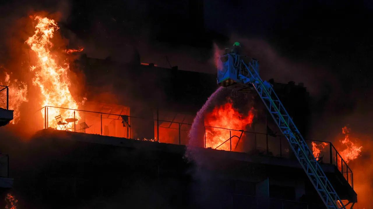 Los Bomberos trabajan en el incendio declarado sobre las cinco y media de esta tarde. / Manuel Bruque