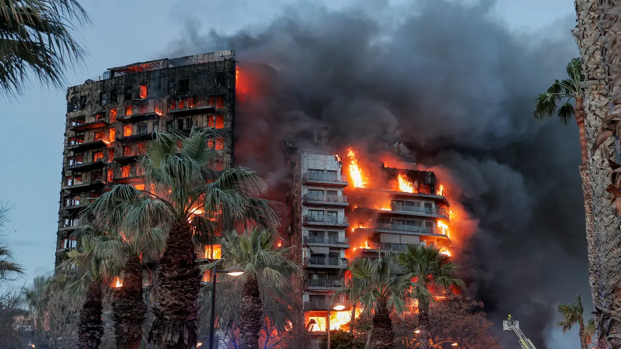 Im&aacute;genes del incendio del edificio. / EP
