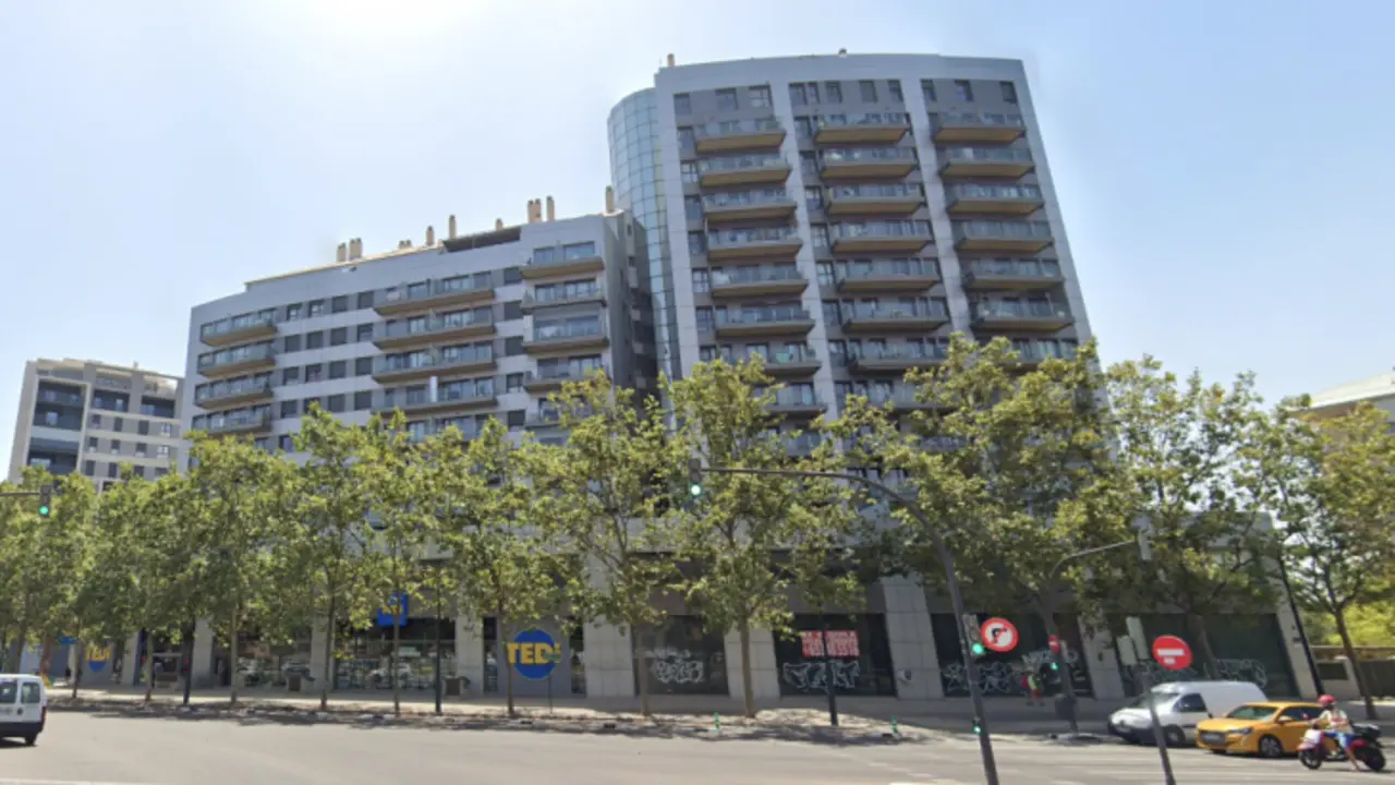 Imagen del edificio de Valencia que ha ardido este jueves. / Google Maps