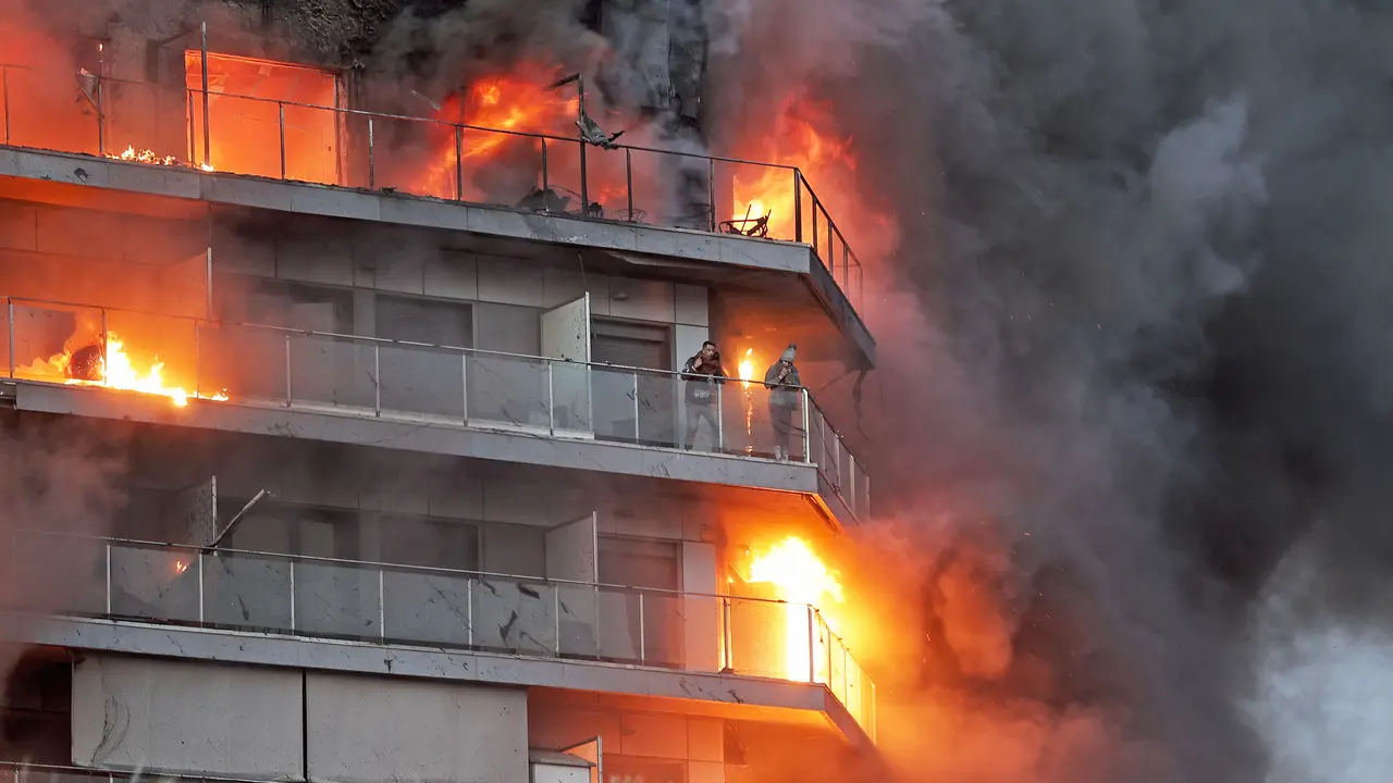 Dos personas aguardan en el balc&oacute;n a ser rescatadas en el incendio declarado sobre las cinco y media de esta tarde en un quinto piso de un edificio de viviendas de Val&egrave;ncia. / Manuel Bruque
