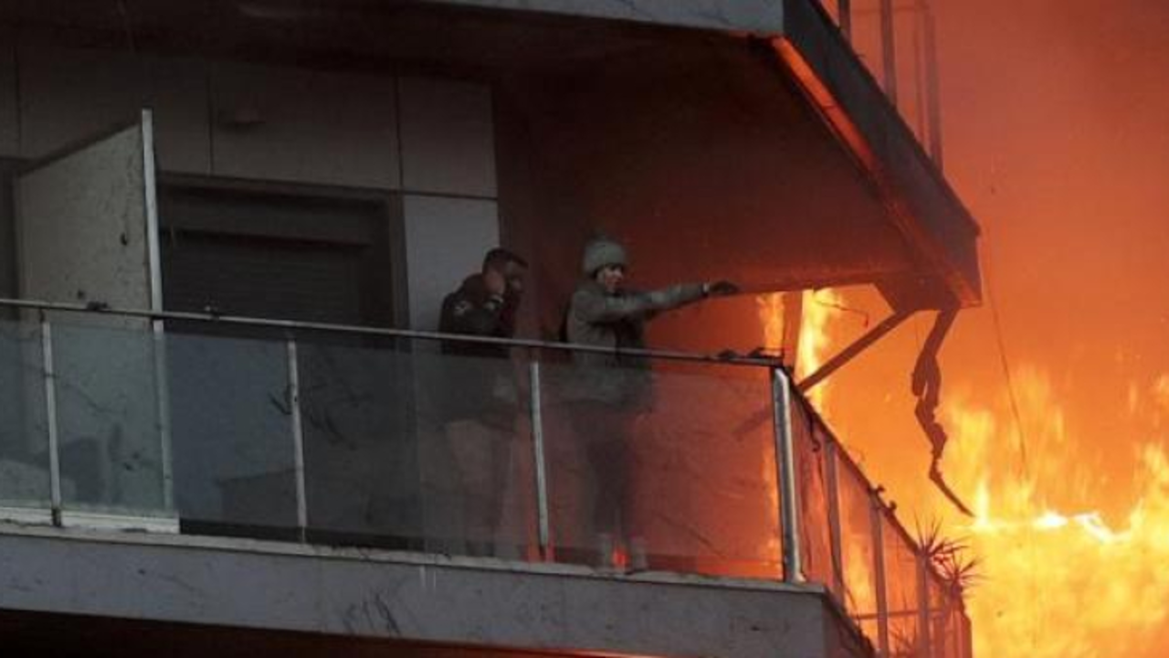 La pareja atrapada en el balc&oacute;n antes de ser rescatados. / AEF
