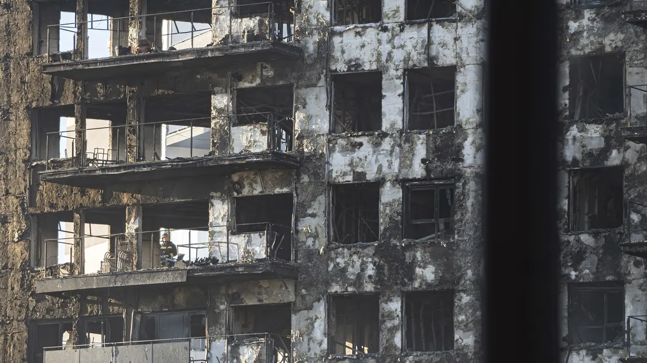 La estructura del edificio tras el incendio de este jueves. EP / Jorge Gil