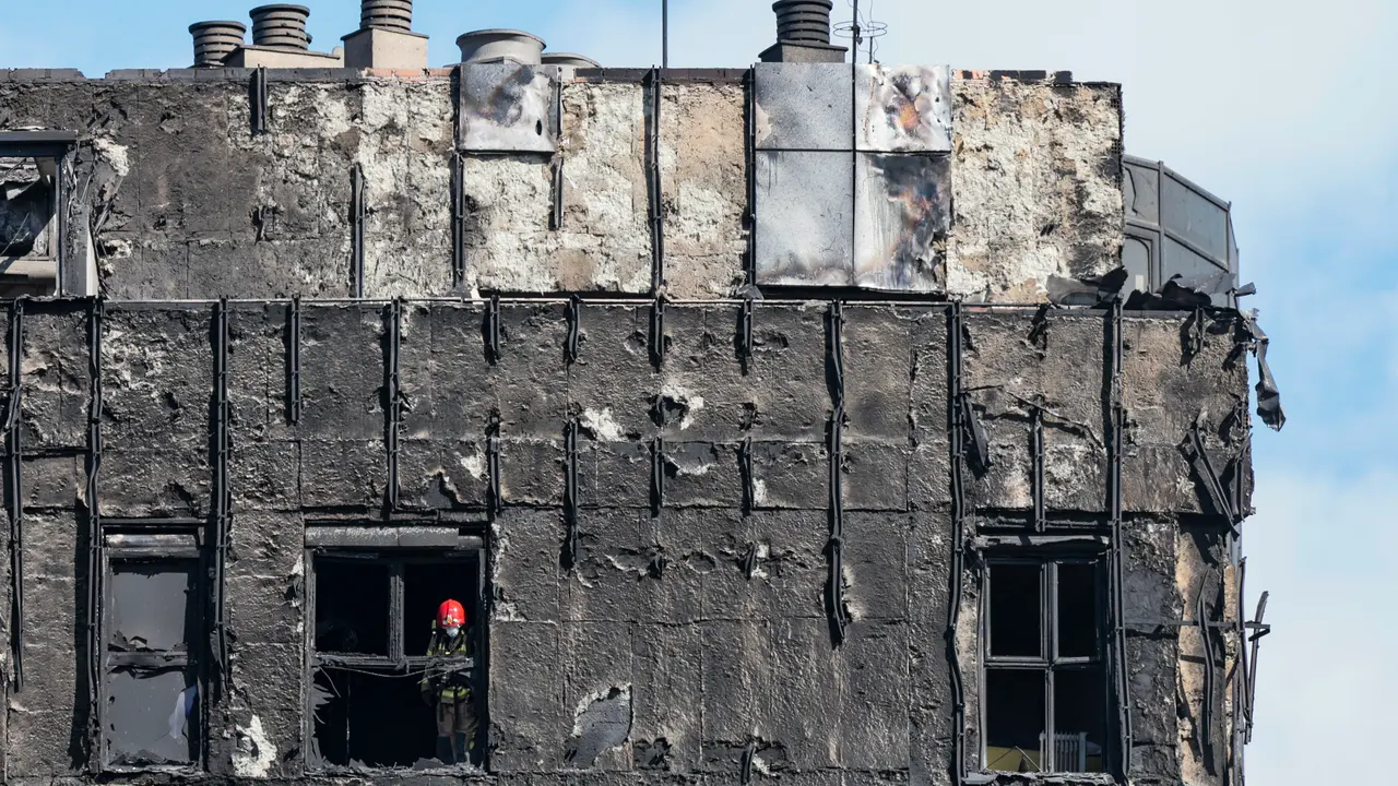 Los bomberos han accedido hasta los pisos superiores del edificio incendiado. / Biel Ali&ntilde;o