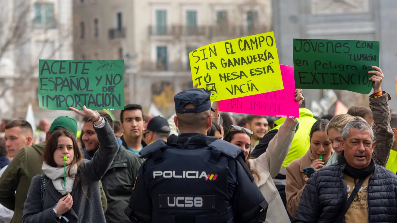 Decenas de personas participaron en manifestaci&oacute;n en Madrid el pasado mi&eacute;rcoles, portando carteles que ponen en valor el trabajo del campo. / Richard Zubelzu